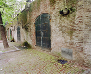 840497 Gezicht op de werfmuren langs de Oudegracht, met de ingang van de werfkelder onder het pand Oudegracht 176 te Utrecht.